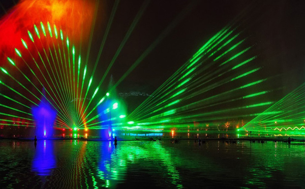 水霧噴泉如何形成的 水霧噴泉如何形成的